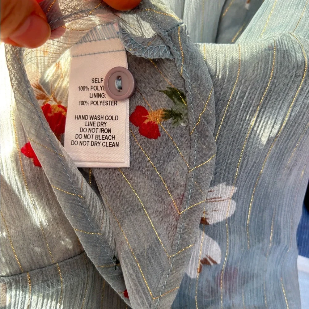 🚨4X$25🚨 Lulu's Blue Floral Wrap Top - Picture 10 of 10